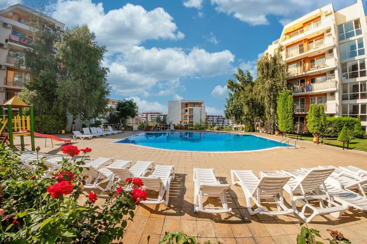 Fort Noks - Menada Apartments Свети Влас Екстериор снимка