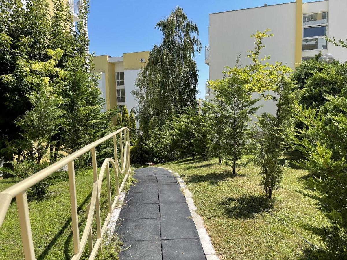 Fort Noks - Menada Apartments Свети Влас Екстериор снимка