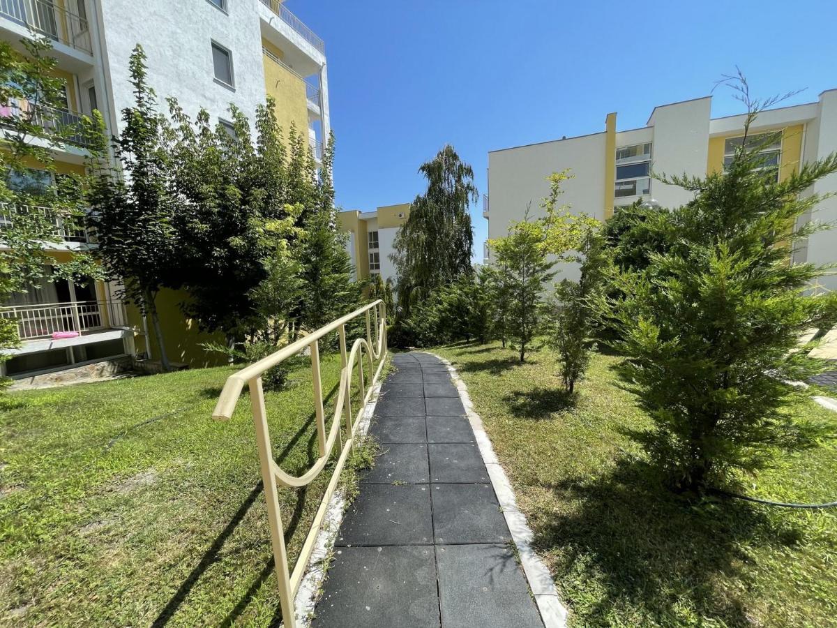 Fort Noks - Menada Apartments Свети Влас Екстериор снимка
