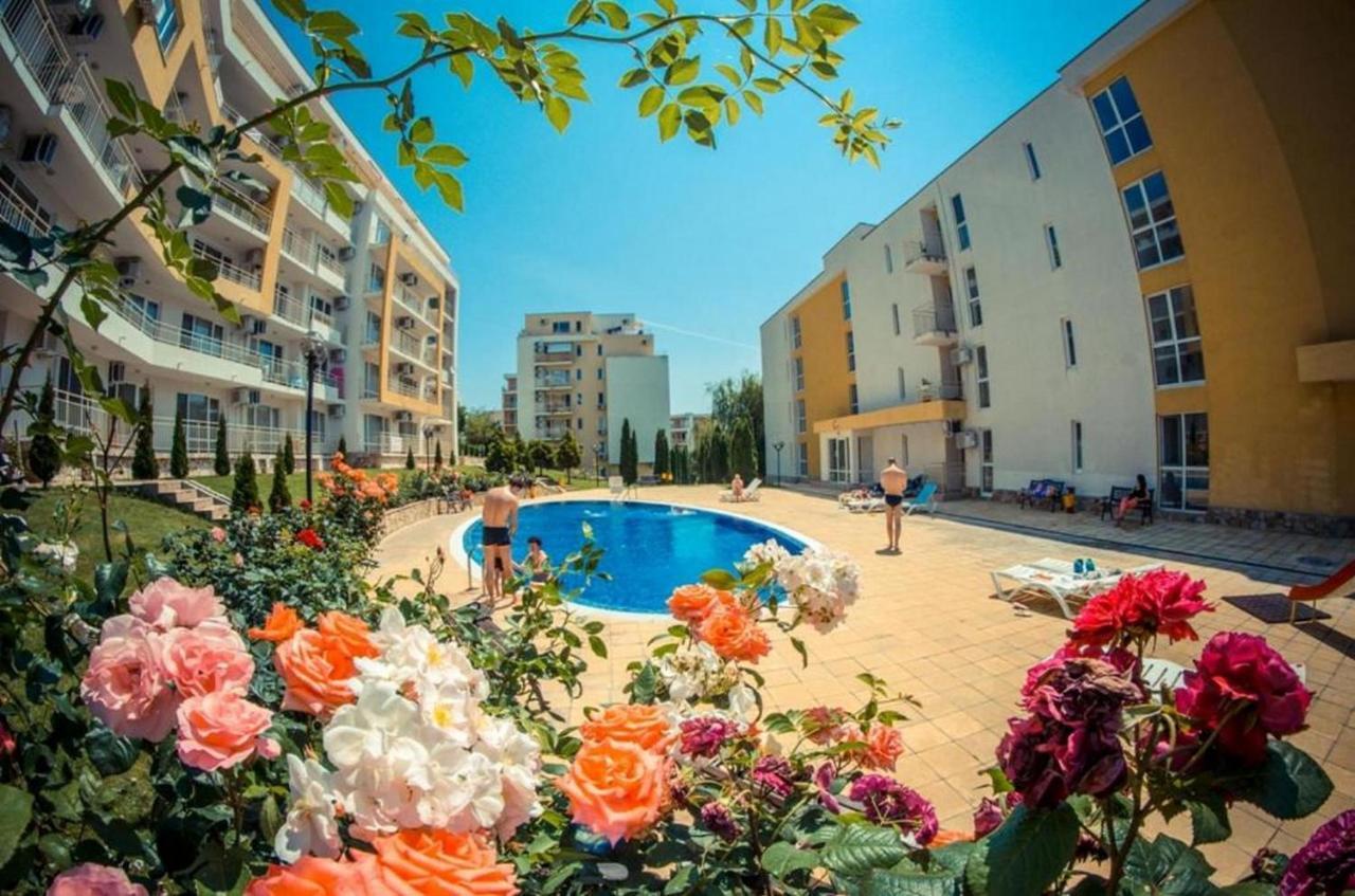 Fort Noks - Menada Apartments Свети Влас Екстериор снимка