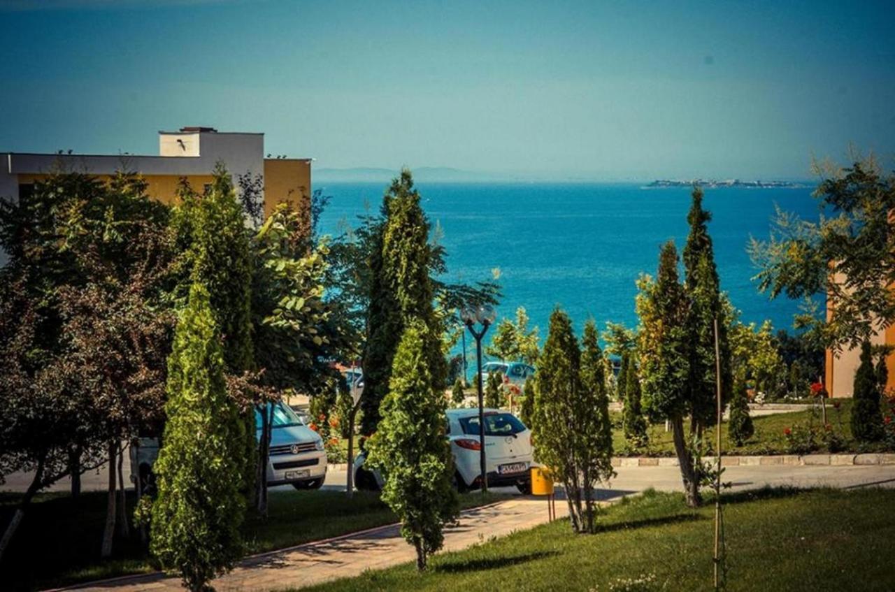 Fort Noks - Menada Apartments Свети Влас Екстериор снимка