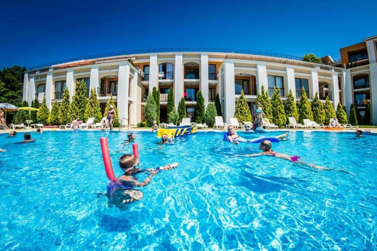 Fort Noks - Menada Apartments Свети Влас Екстериор снимка