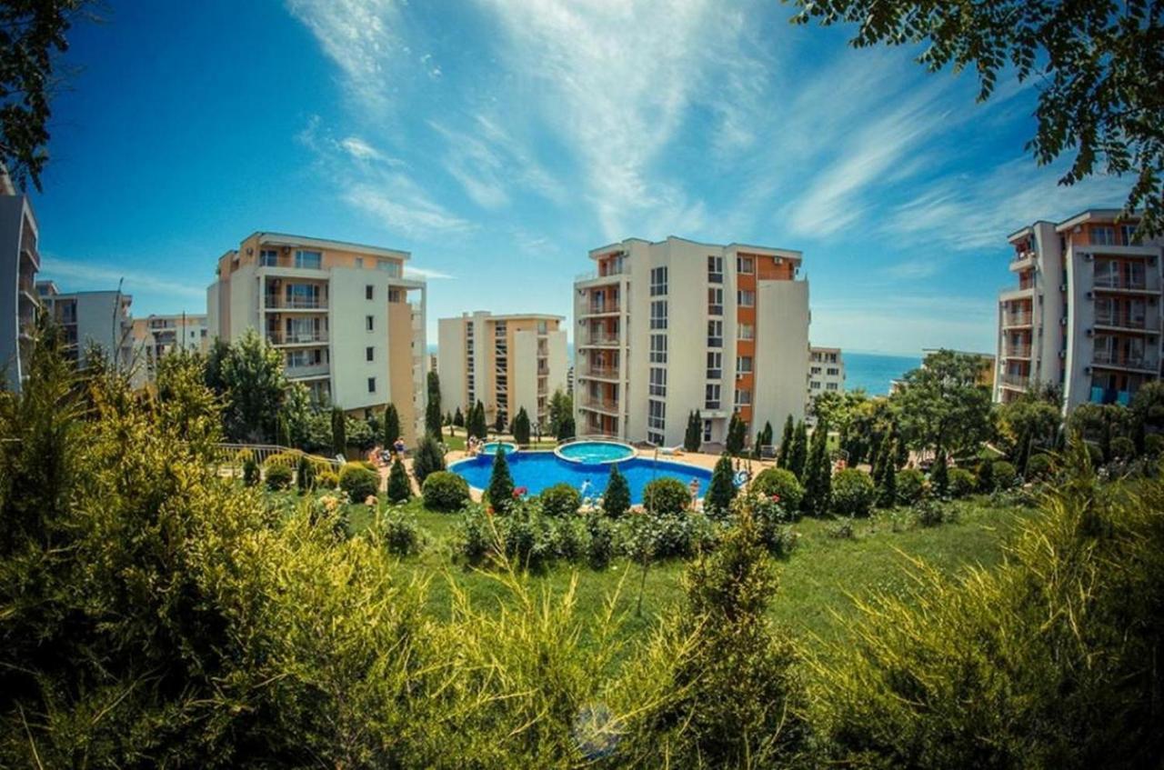Fort Noks - Menada Apartments Свети Влас Екстериор снимка
