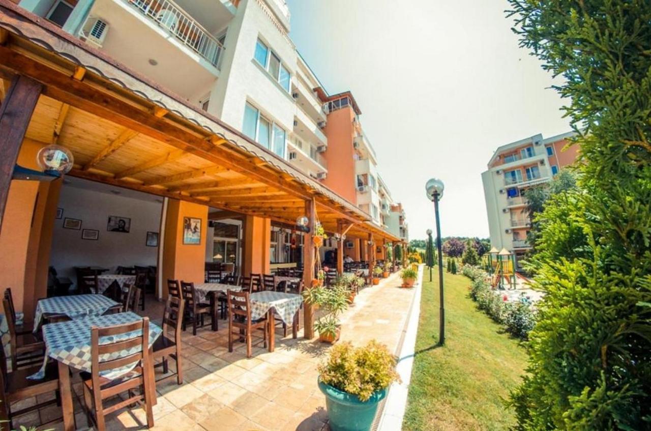 Fort Noks - Menada Apartments Свети Влас Екстериор снимка