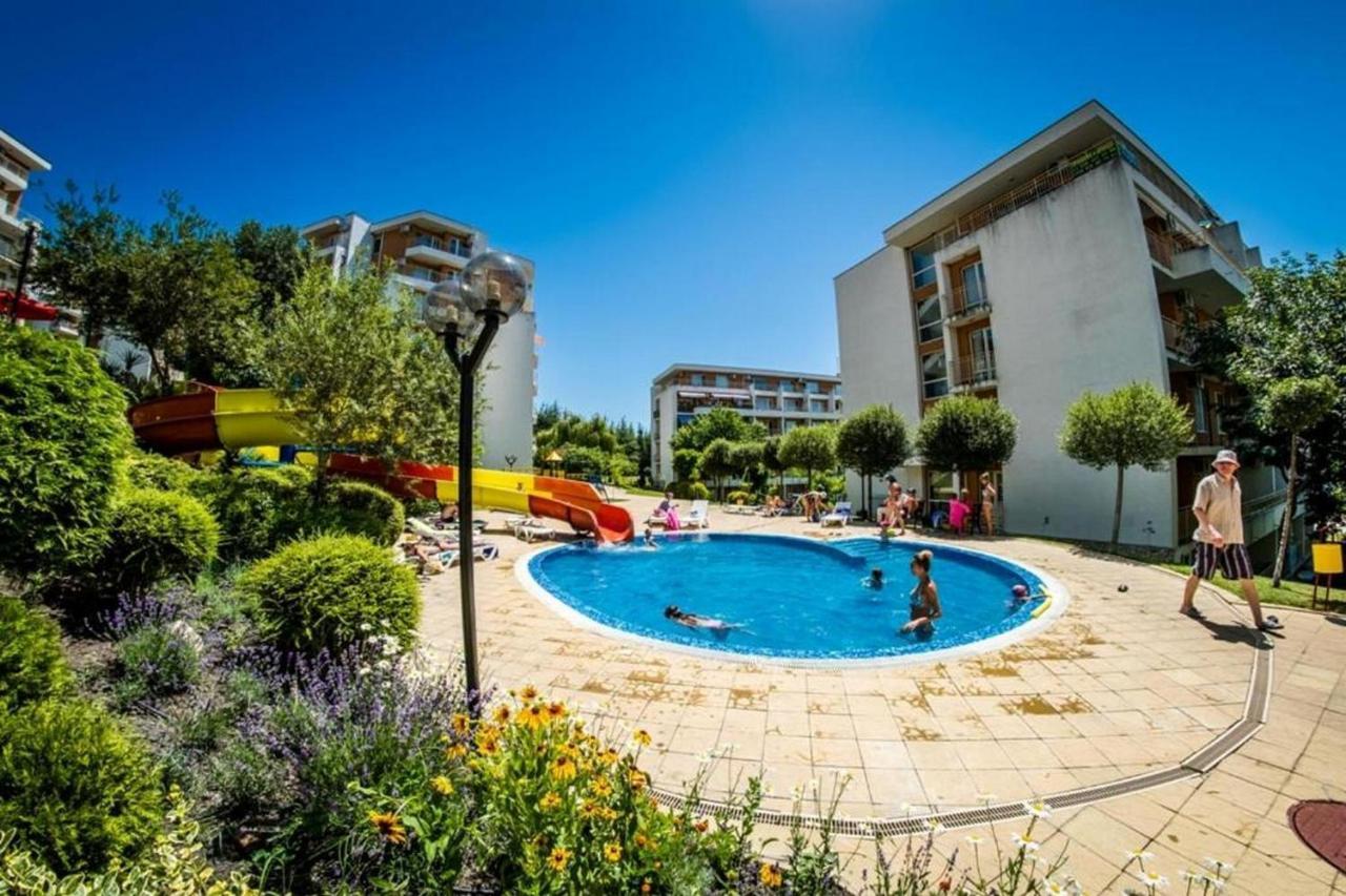 Fort Noks - Menada Apartments Свети Влас Екстериор снимка