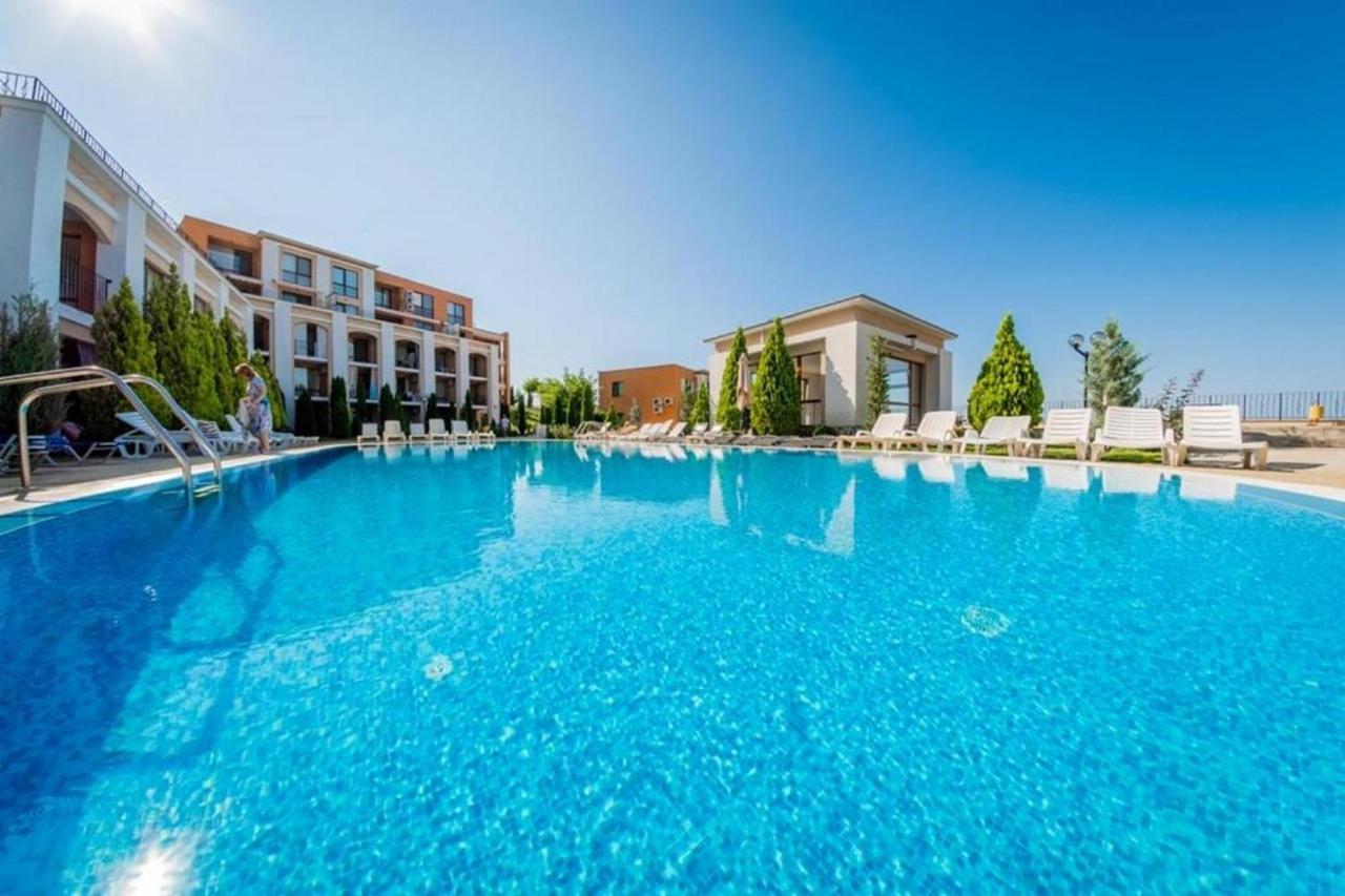 Fort Noks - Menada Apartments Свети Влас Екстериор снимка