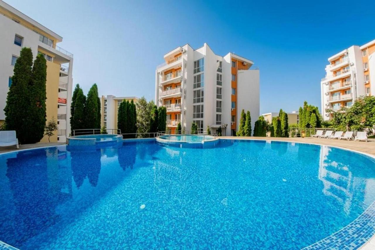 Fort Noks - Menada Apartments Свети Влас Екстериор снимка