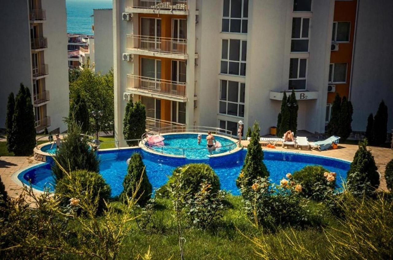 Fort Noks - Menada Apartments Свети Влас Екстериор снимка