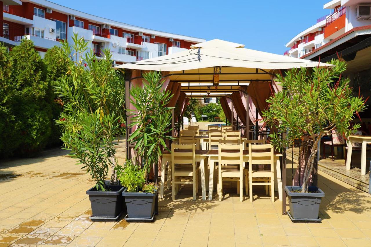 Fort Noks - Menada Apartments Свети Влас Екстериор снимка