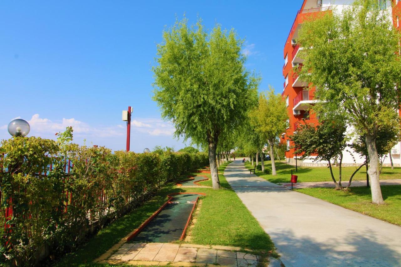 Fort Noks - Menada Apartments Свети Влас Екстериор снимка