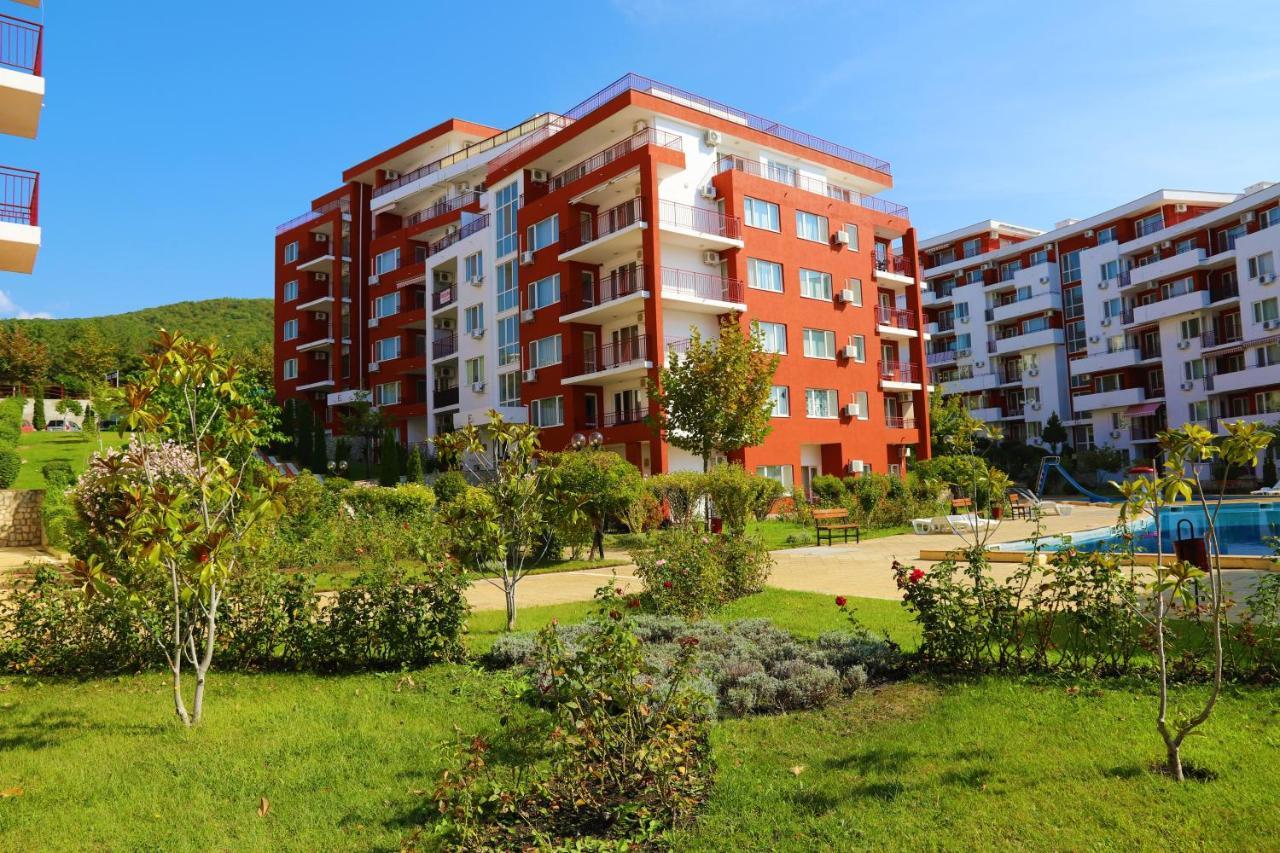 Fort Noks - Menada Apartments Свети Влас Екстериор снимка