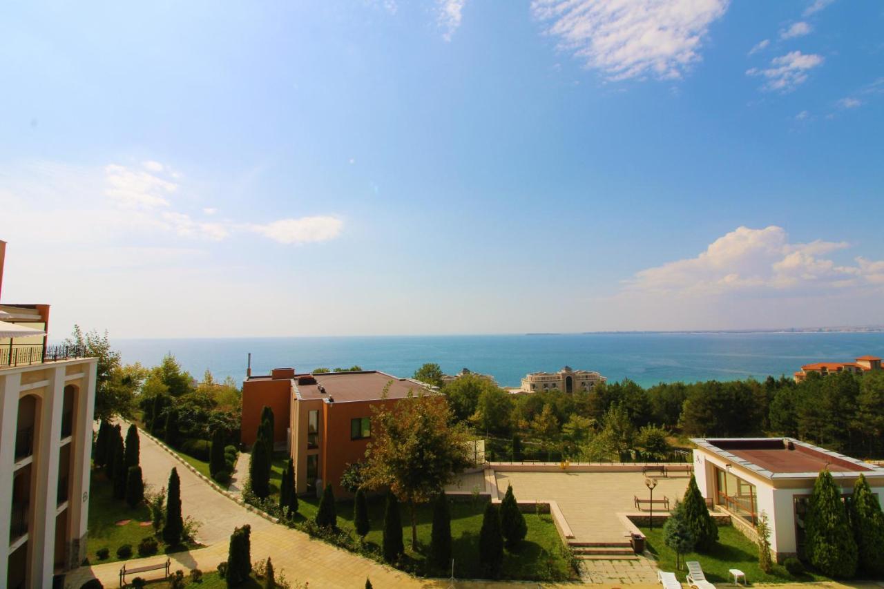 Fort Noks - Menada Apartments Свети Влас Екстериор снимка