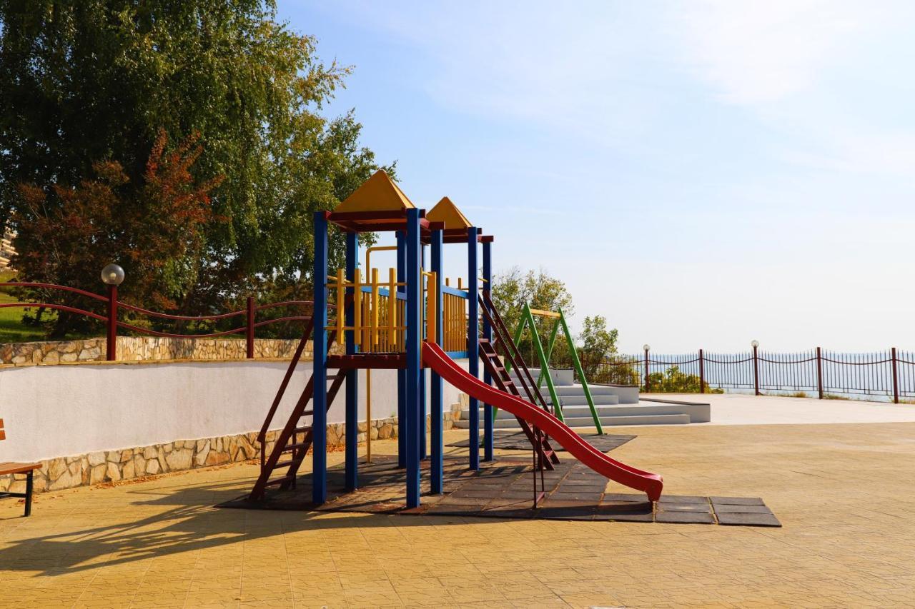 Fort Noks - Menada Apartments Свети Влас Екстериор снимка