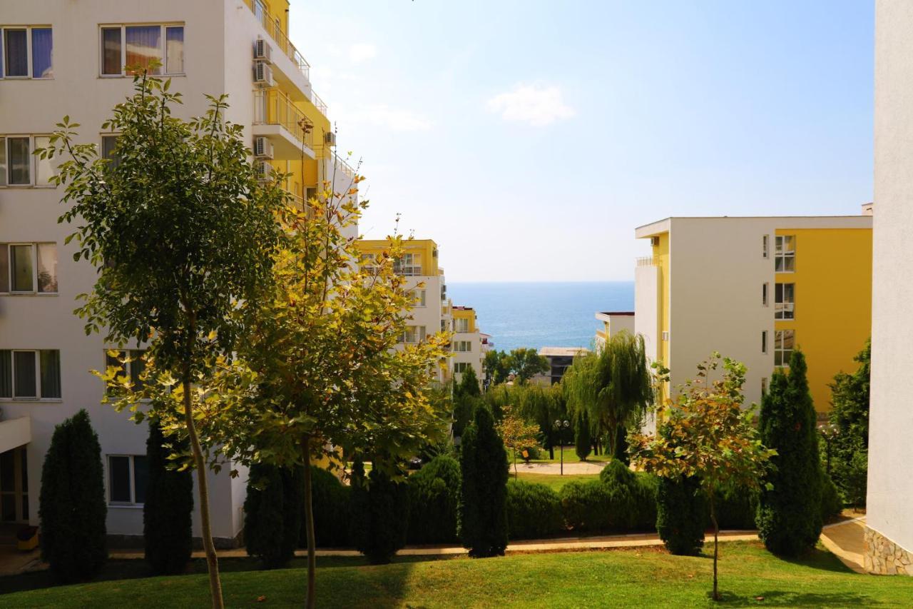 Fort Noks - Menada Apartments Свети Влас Екстериор снимка