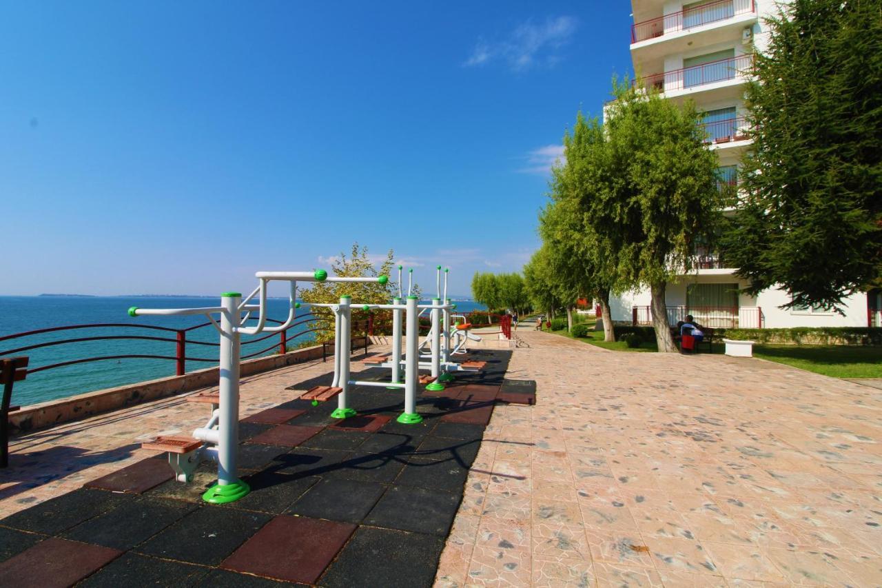 Fort Noks - Menada Apartments Свети Влас Екстериор снимка