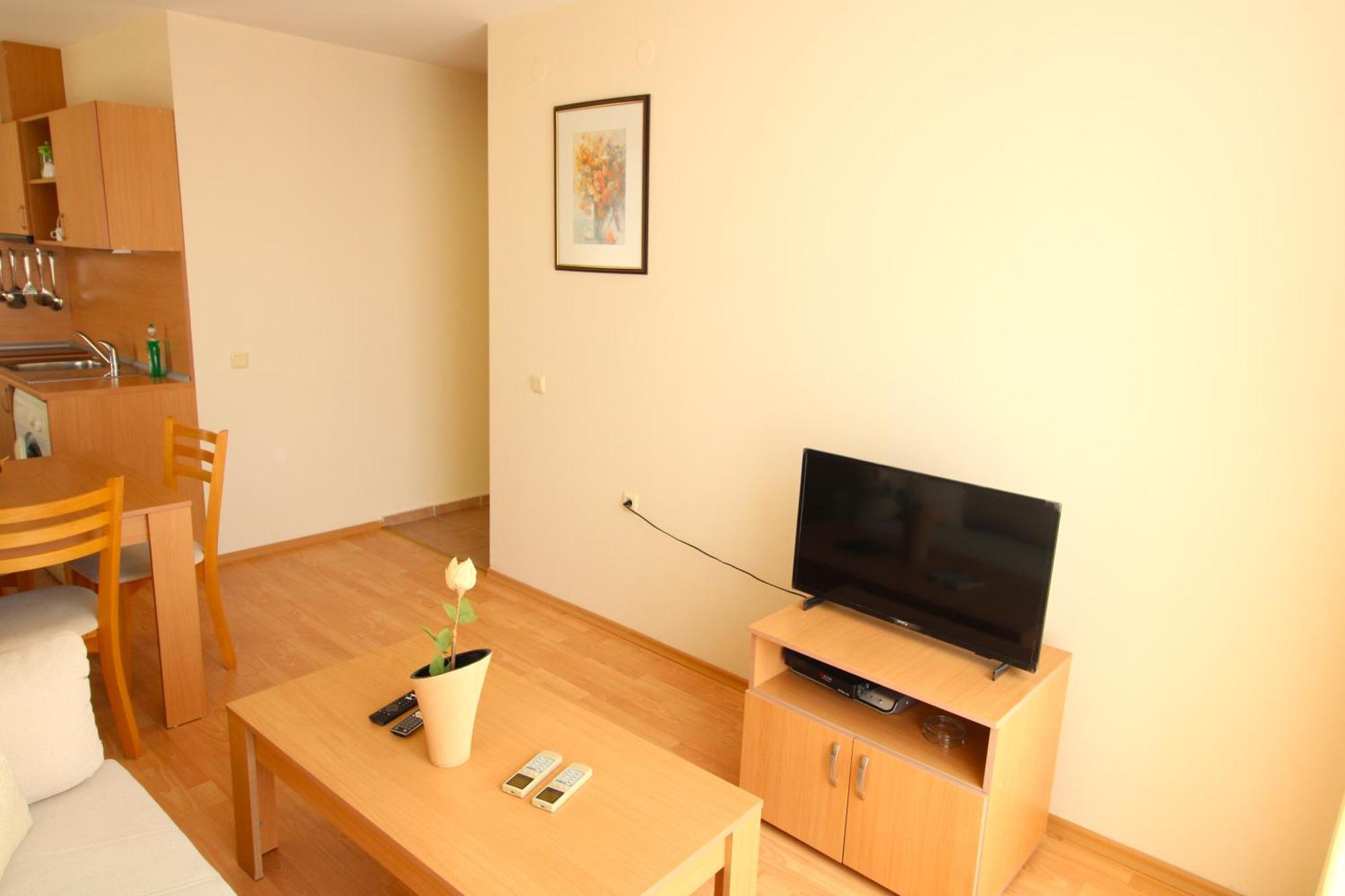Fort Noks - Menada Apartments Свети Влас Екстериор снимка